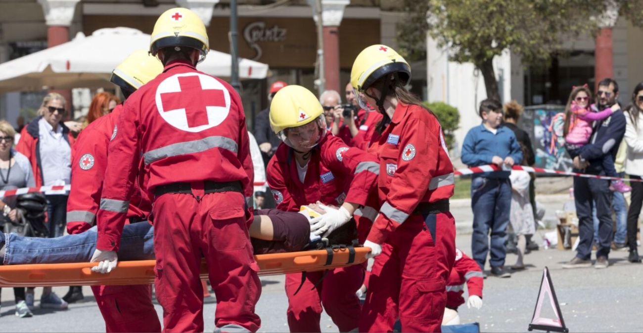 Ο Ερυθρός Σταυρός κόβει 3.000 θέσεις εργασίας περιορίζει τον προϋπολογισμό του, λόγω κόπωσης των δωρητών