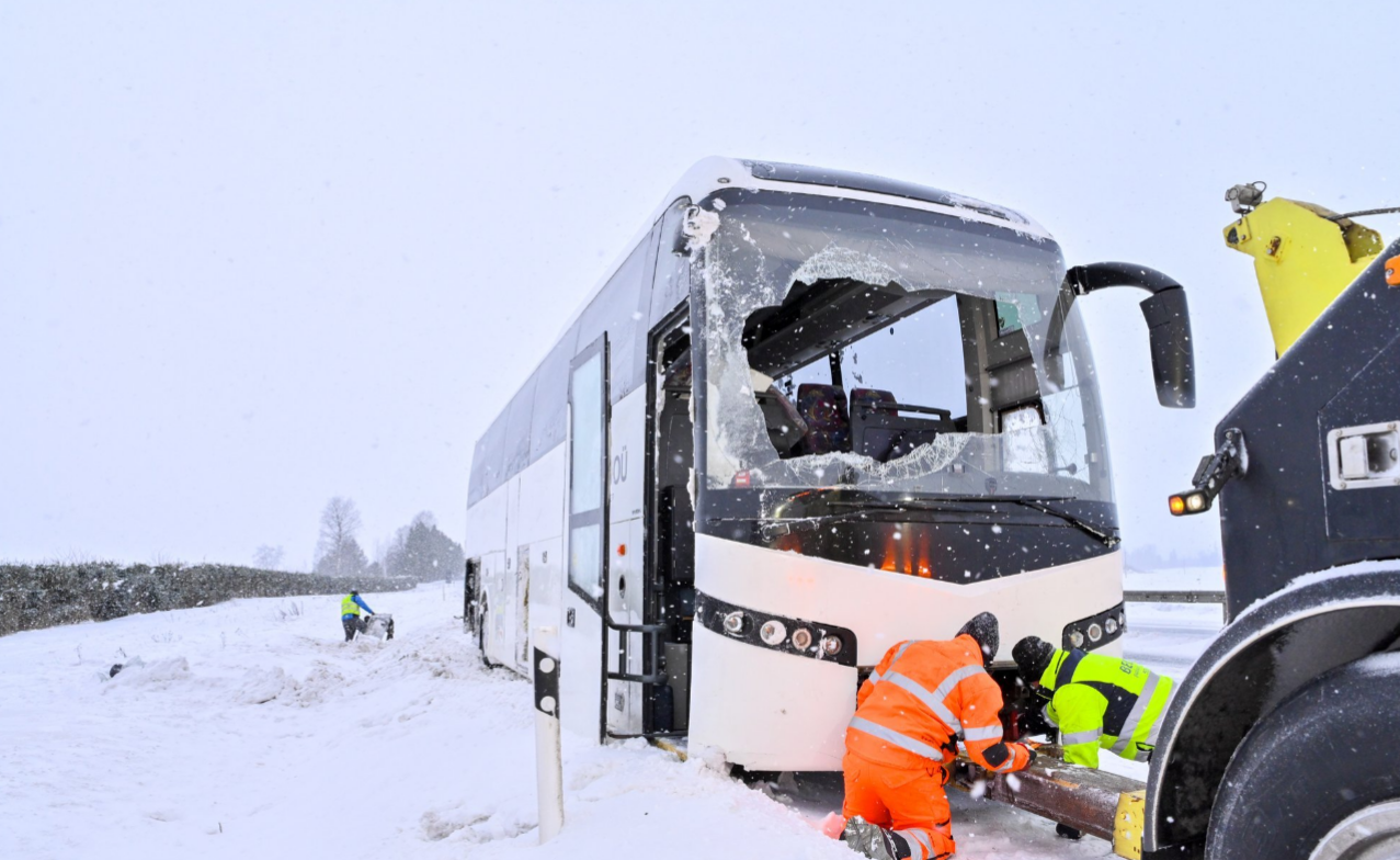 Σοκαριστικές φωτογραφίες από το ατύχημα της Εθνικής Κύπρου Χάντμπολ στην Εσθονία - Σπασμένο το παρμπρίζ