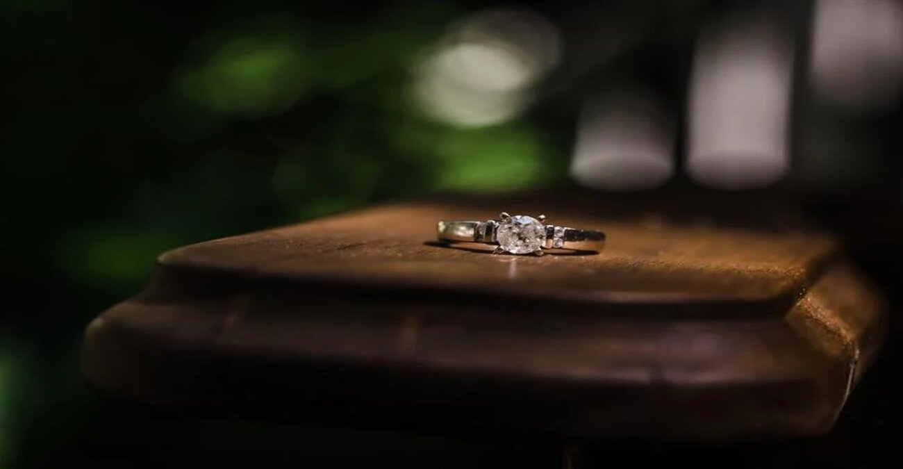 Απίστευτο: Γυναίκα στη Βρετανία αγόρασε διαμαντένιο δαχτυλίδι 2,3 καρατίων με... «ψίχουλα»