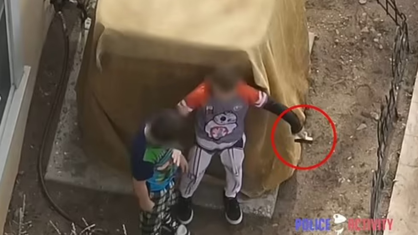 Σοκαριστικό video: Δύο αγοράκια στις ΗΠΑ «παίζουν» με γεμάτο όπλο και αστυνομικοί πυροβολούν στο μέρος τους