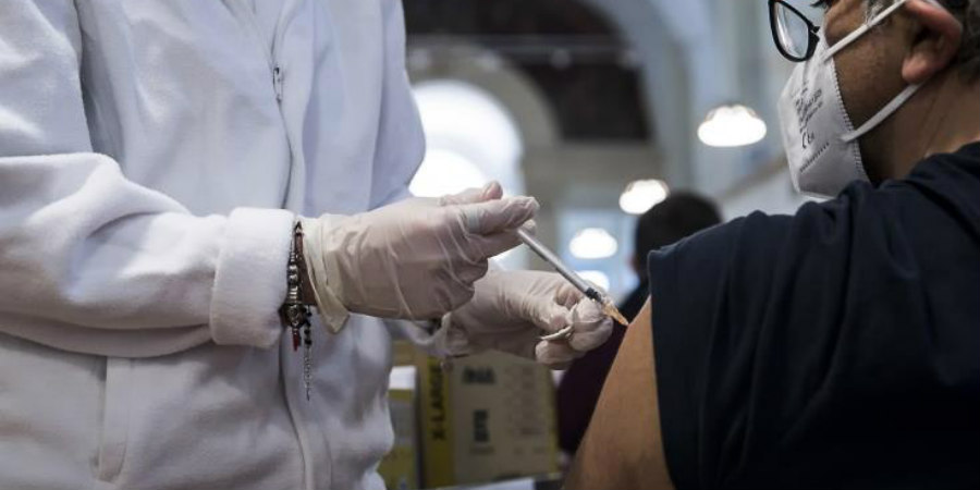 'Ανδρας πήγε να εμβολιαστεί με ψεύτικο χέρι σιλικόνης
