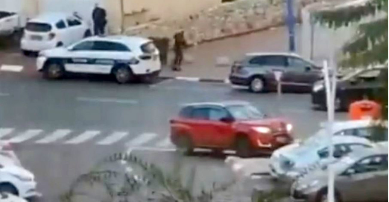 Ισραήλ: Ένοπλοι πυροβολούν πολίτη που οδηγεί το αυτοκίνητό του - Δείτε το συγκλονιστικό βίντεο 
