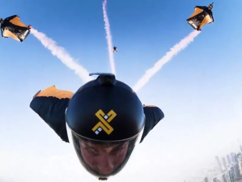 Εντυπωσιακό βίντεο: Αλεξιπτωτιστές πετούν μέσα από το ψηλότερο ξενοδοχείο του κόσμου