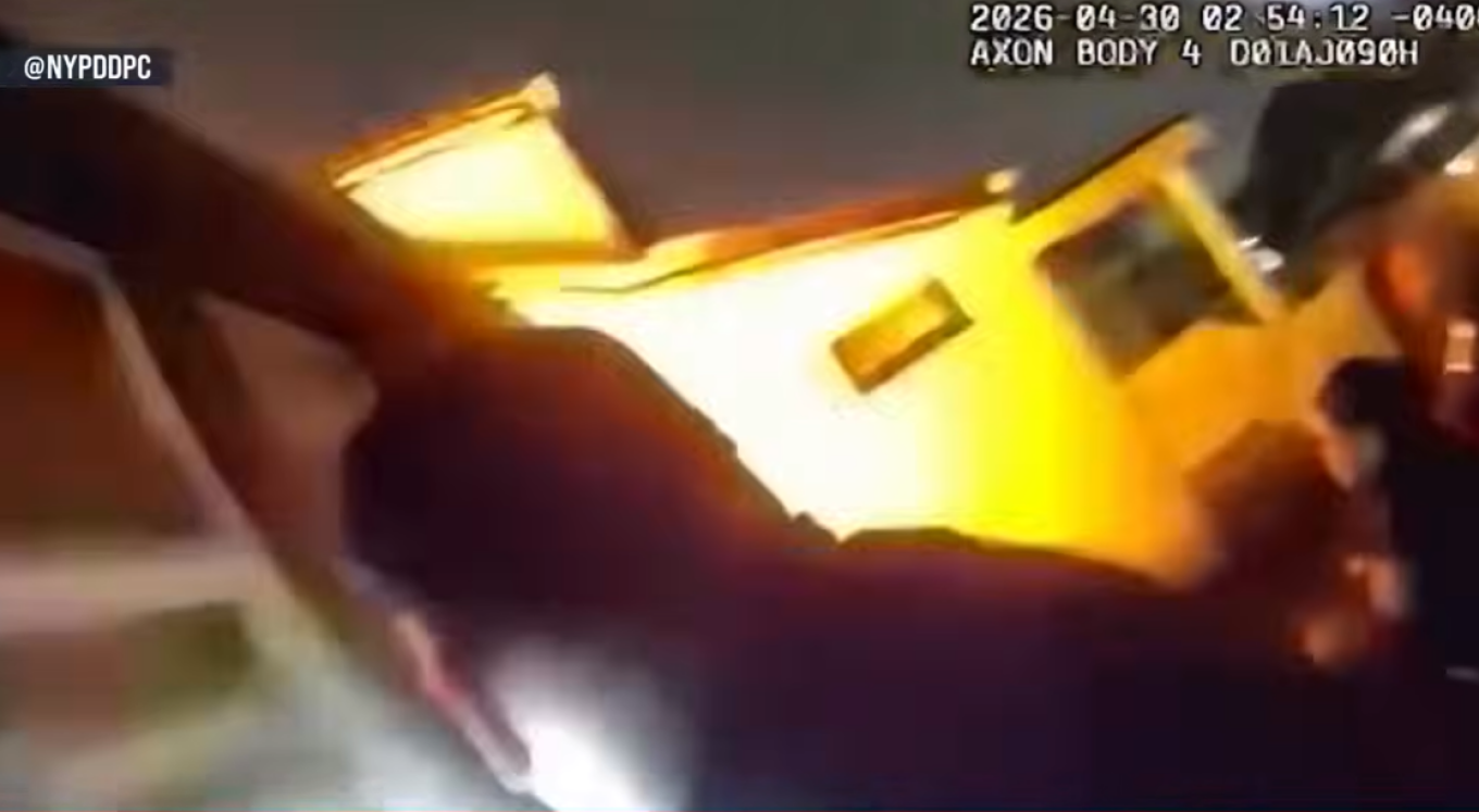 Τρομακτικό βίντεο από έκρηξη σε σπίτι στη Νέα Υόρκη με αστυνομικούς να εκτοξεύονται από το ωστικό κύμα