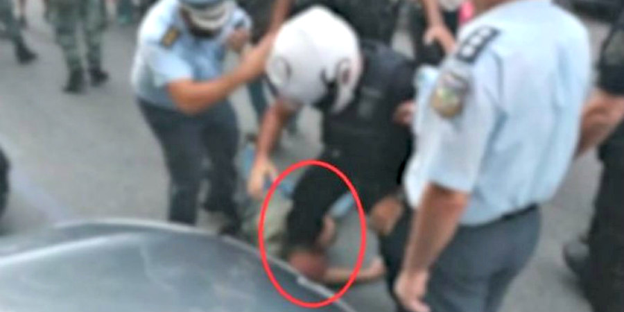Αστυνομικός στη Θεσσαλονίκη πάταγε διαδηλωτή στο κεφάλι όπως στην περίπτωση Τζορτζ Φλόιντ -VIDEO