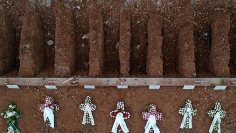 Γροθιά στο στομάχι το βίντεο του Reuters - «Στη σιωπή, ελληνική πόλη θάβει τους νεκρούς του κορωνοϊού»