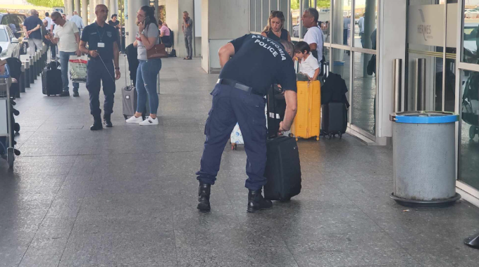 Ύποπτη βαλίτσα στο αεροδρόμιο Λάρνακας έθεσε σε συναγερμό τις Αρχές - Διαπιστώθηκε ότι δεν υπάρχει λόγος ανησυχίας