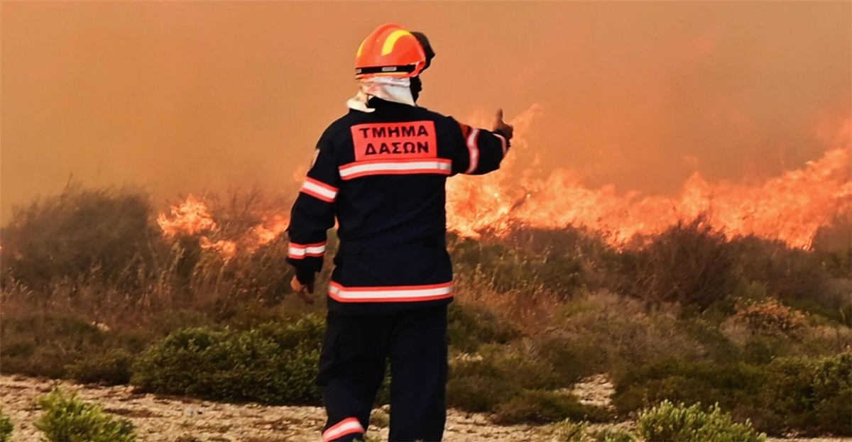 Πάφος: Ολονύκτια μάχη με τις φλόγες – Αναχαιτίστηκε η πυρκαγιά, παραμένει σε δύσβατο σημείο