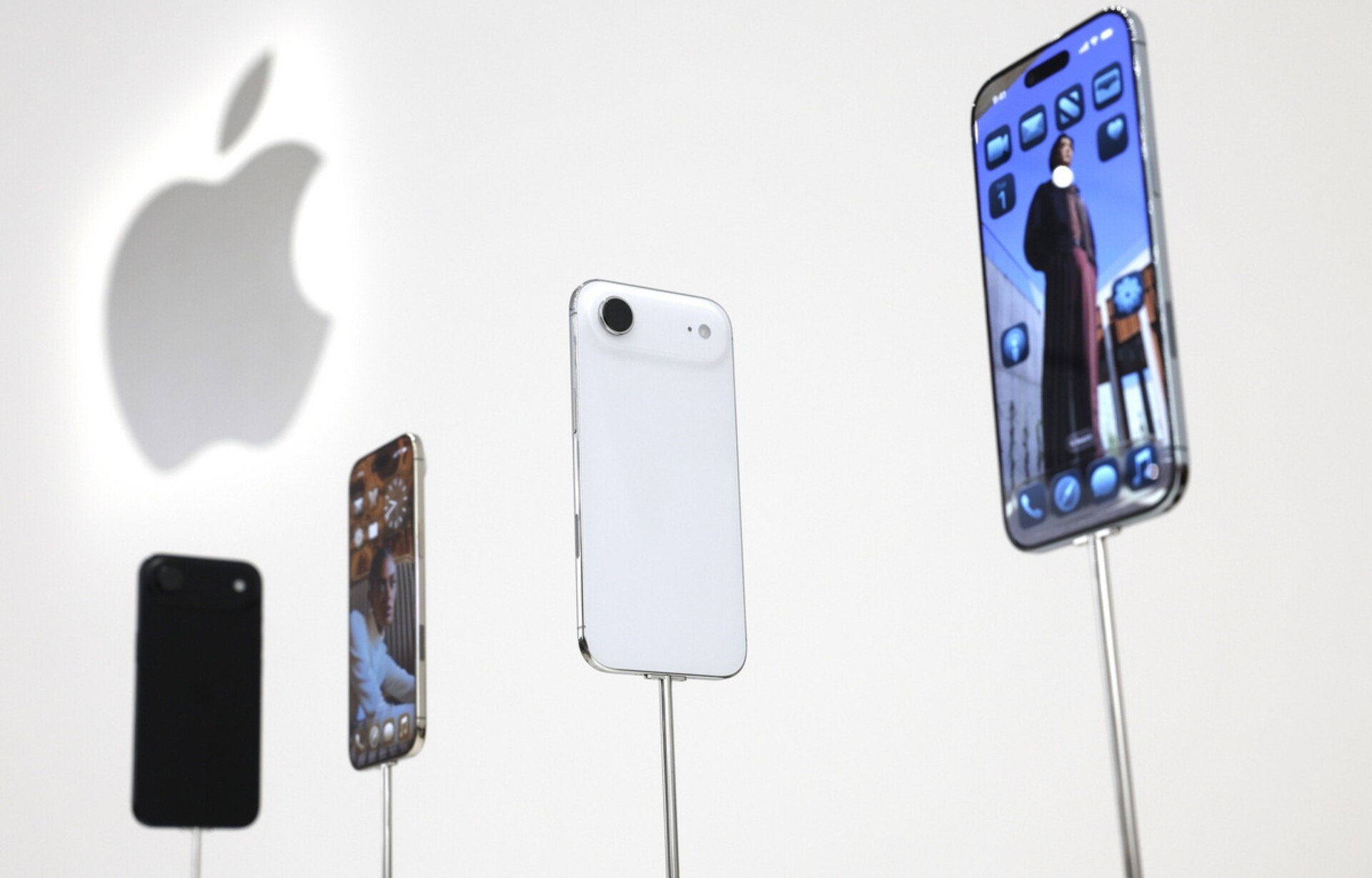 iPhone Air: Προσπάθησαν να δουν αν σπάει το νέο smartphone της Apple - Δείτε βίντεο