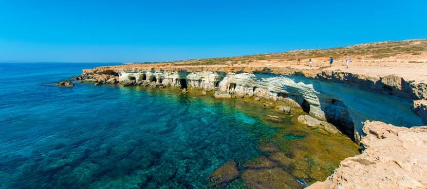 Κάβο Γκρέκο: Σκάφος βυθίστηκε και καταστράφηκε λόγω της κακοκαιρίας - Δείτε φωτογραφίες