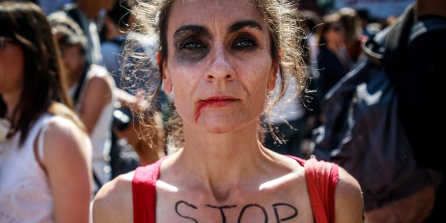 Μεγάλη συμμετοχή σε συγκέντρωση στο Παρίσι κατά της ενδοοικογενειακής βίας και δολοφονίας γυναικών 