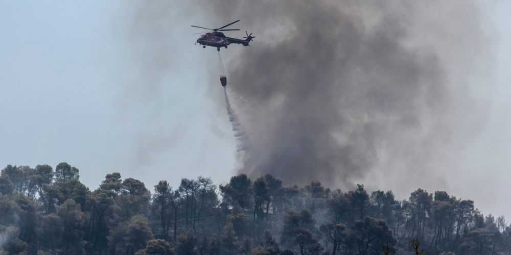 ΦΩΤΙΑ-ΠΑΦΟΣ: «Μάχες» από ξηρά και αέρα για κατάσβεση της πυρκαγιάς