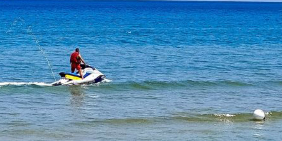 Δυο άτομα παρασύρθηκαν με σανίδες στην παραλία του Lady's Mile - Κινδύνεψε με πνιγμό λουόμενους  στη Λεμεσό 