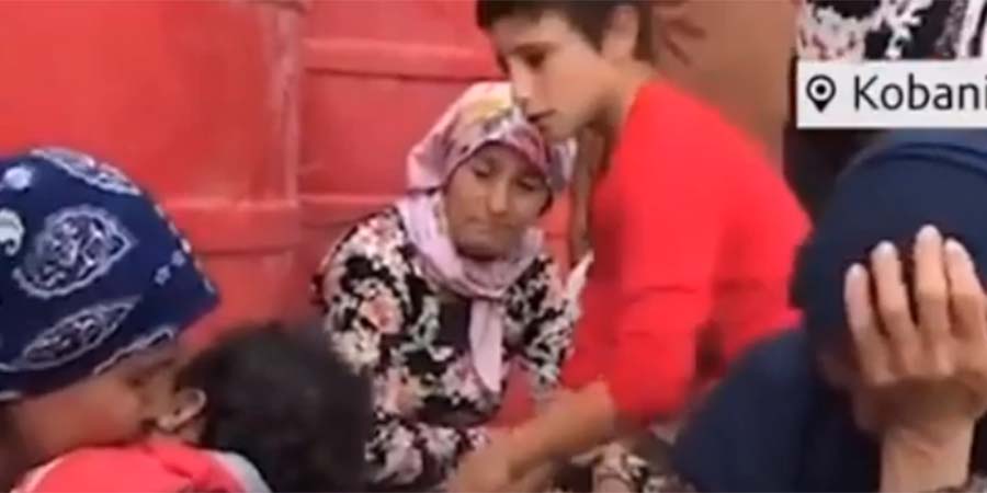 ΣΥΡΙΑ: Κρατά το ετοιμοθάνατο παιδί της και διερωτάται: ‘Τι θέλει από εμάς ο Ερντογάν ‘ -VIDEO