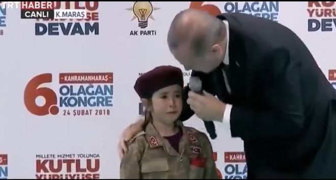 ΤΟΥΡΚΙΑ: «Έχρισε» κοριτσάκι φαντάρο ο Ερντογάν στην ομιλία για επιστράτευση - VIDEO