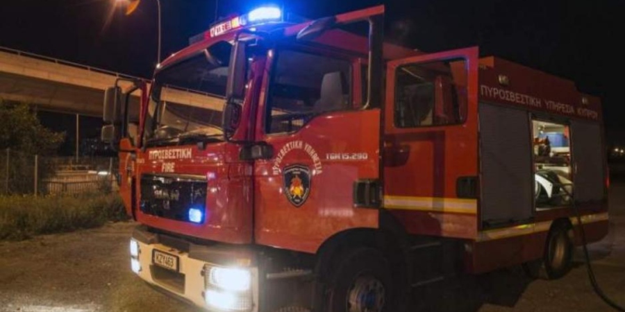 ΛΕΥΚΩΣΙΑ: Ξήλωνε κεραμίδια τα μεσάνυχτα για να σώσει σπίτι η Πυροσβεστική 