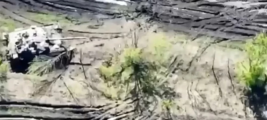 Οι Ουκρανοί κατάφεραν να διαλύσουν το πιο εξελιγμένο ρωσικό τανκ των 4 εκατ. – Βίντεο από drone τη στιγμή της επίθεσης