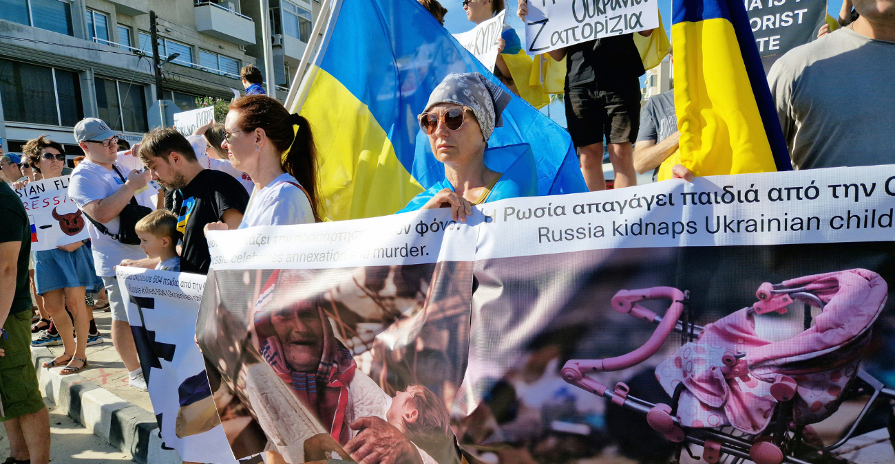 Ένωσαν τις φωνές τους οι Ουκρανοί της Κύπρου έξω από Ρωσικό προξενείο στη Λεμεσό