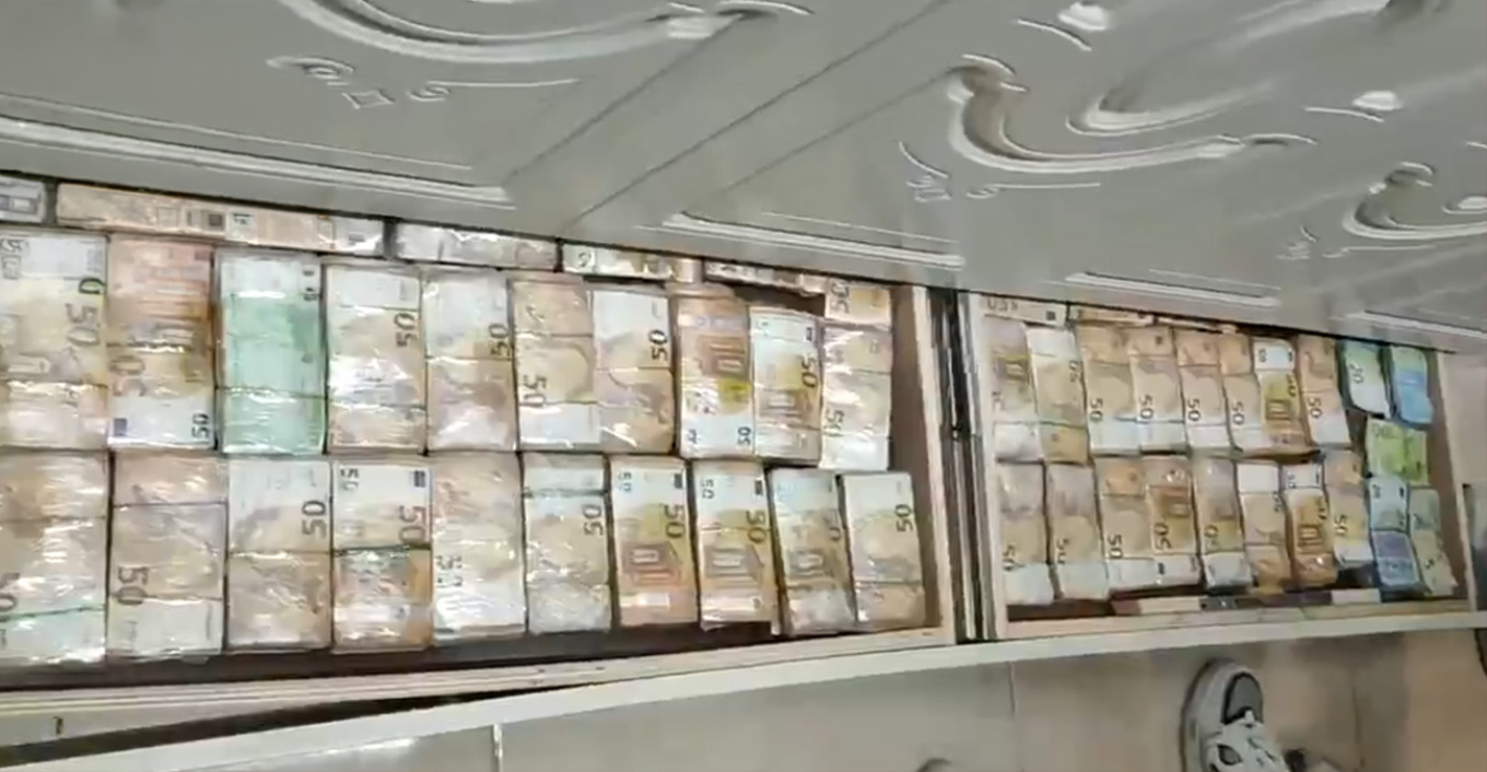 Εξαρθρώθηκε εγκληματική οργάνωση: Βρήκαν €3,2 εκατ. και πολυτελή ρολόγια κρυμμένα σε τοίχους σπιτιού στη Νάπολη