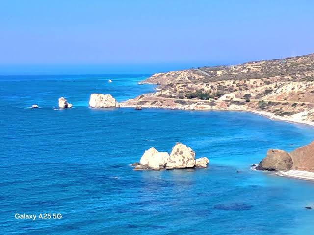 VIDEO - Συναγερμός στην Πάφο: Καταγγελία για λύματα στην Πέτρα του Ρωμιού  
