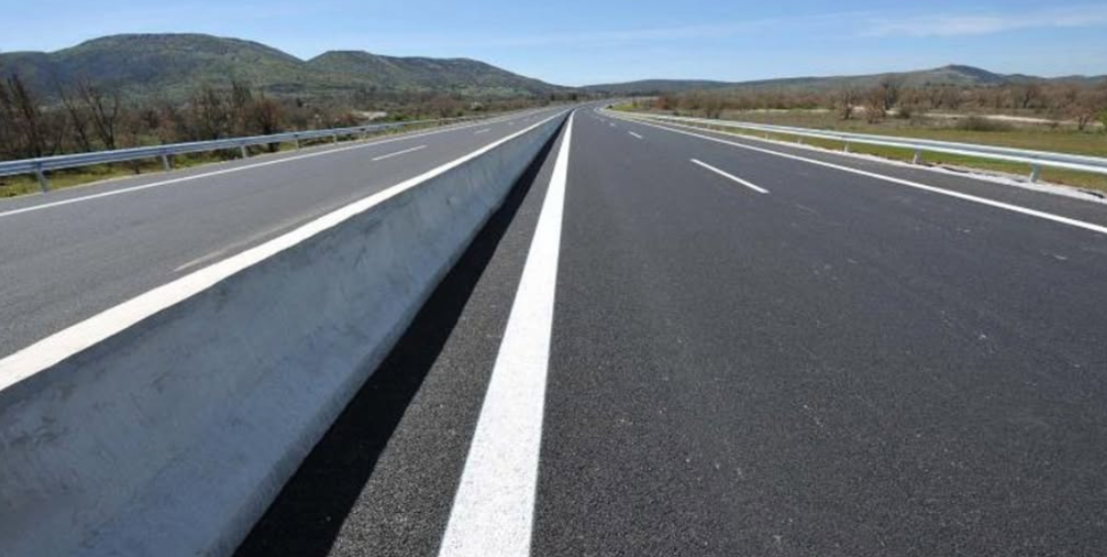 Απίστευτο περιστατικό σε δρόμο: Αρ­θρωτό φορτηγό έκανε επικίνδυνη προσπέραση - «Τι θα γινόταν αν ερχόταν όχημα;»