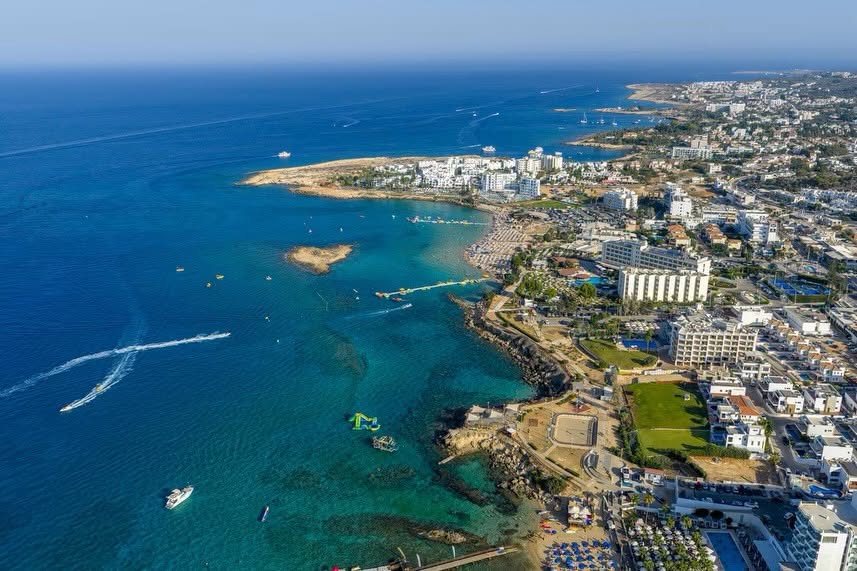 Τα νέα πιο instagrammable spots της Κύπρου – Τα χρωματιστά πεζοδρόμια, η κούνια στο νερό και τα κύματα-καρδιά – Δείτε φωτογραφίες και βίντεο