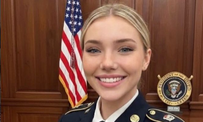 Η ξανθιά καλλονή... στρατιώτης που έγινε viral - Πώς εξαπάτησε χιλιάδες χρήστες