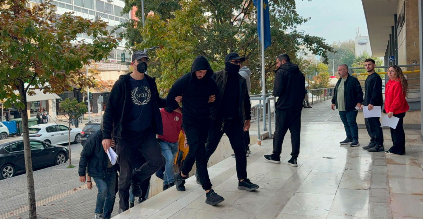 Video: Η στιγμή που μεταφέρονται στην Εισαγγελία οι δύο για τον φόνο του Δημοσθένους - Διέμενε από παιδί στην Κύπρο ο ένας 