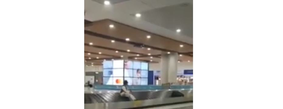 ΛΑΡΝΑΚΑ: Έγινε θέαμα στο αεροδρόμιο - Άνθρωπος στο μηχάνημα αποσκευών μαζί με τις βαλίτσες – VIDEO