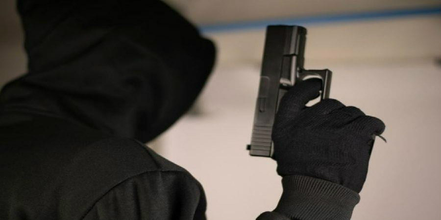 Υπό την απειλή όπλου «μπούκαραν» σε οικία - Απέσπασαν χιλιάδες ευρώ και 3 ακριβά ρολόγια 