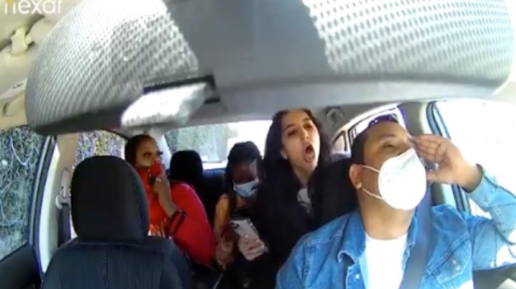 Οδηγός ταξί ζήτησε από τρεις γυναίκες να φορέσουν μάσκες και εκείνες άρχισαν να βήχουν πάνω του -ΒΙΝΤΕΟ