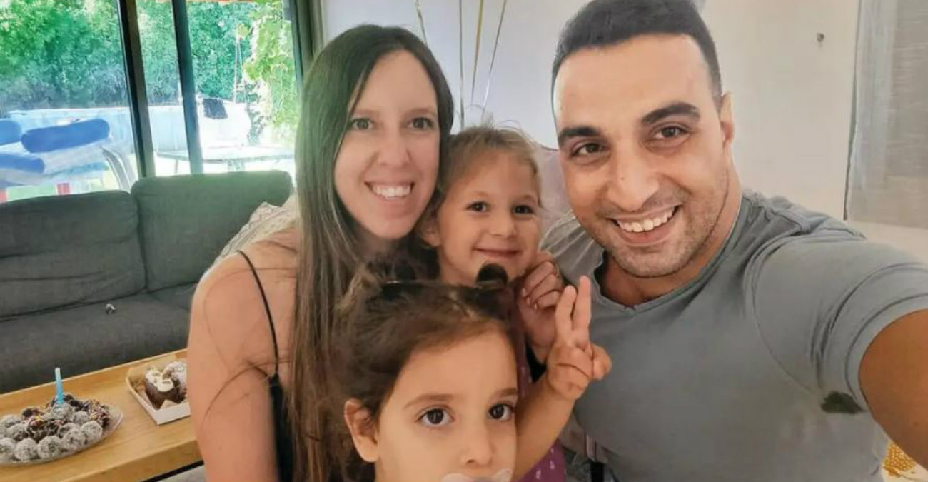Πόλεμος στο Ισραήλ: Το δράμα ενός πατέρα, αγνοείται η γυναίκα και οι κόρες του - «Οι τρομοκράτες της Χαμάς μπήκαν σπίτι μας»