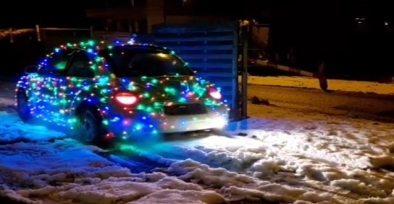 Μετέτρεψε το αυτοκίνητο του σε χριστουγεννιάτικο δέντρο και έγινε viral στο TikTok - Δείτε βίντεο