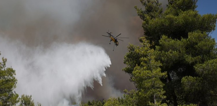 Φωτιές στην Ελλάδα: Κρίσιμες ώρες για τη Βένιζα – Αγωνία να μη φτάσει σε Βίλια και Μέγαρα- Άρχισαν να επιχειρούν και αεροσκάφη