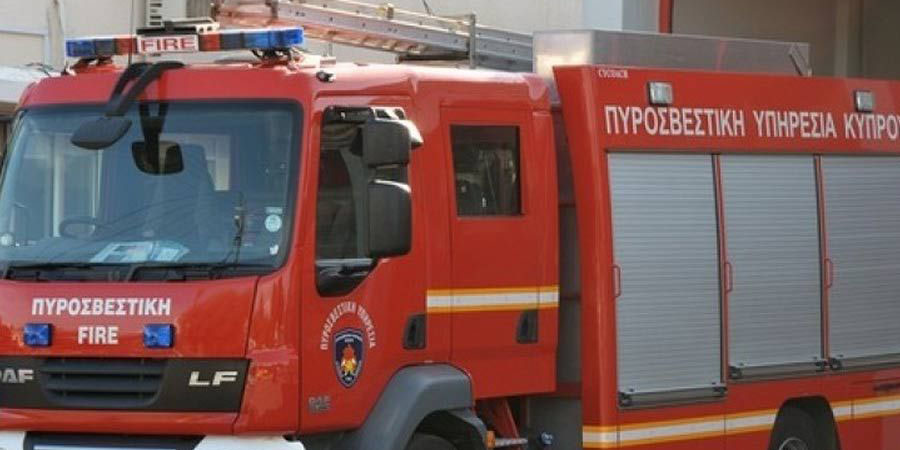 ΛΑΡΝΑΚΑ: Εκκενώθηκε πολυκατοικία στη Λάρνακα λόγω φωτιάς σε διπλανή οικία