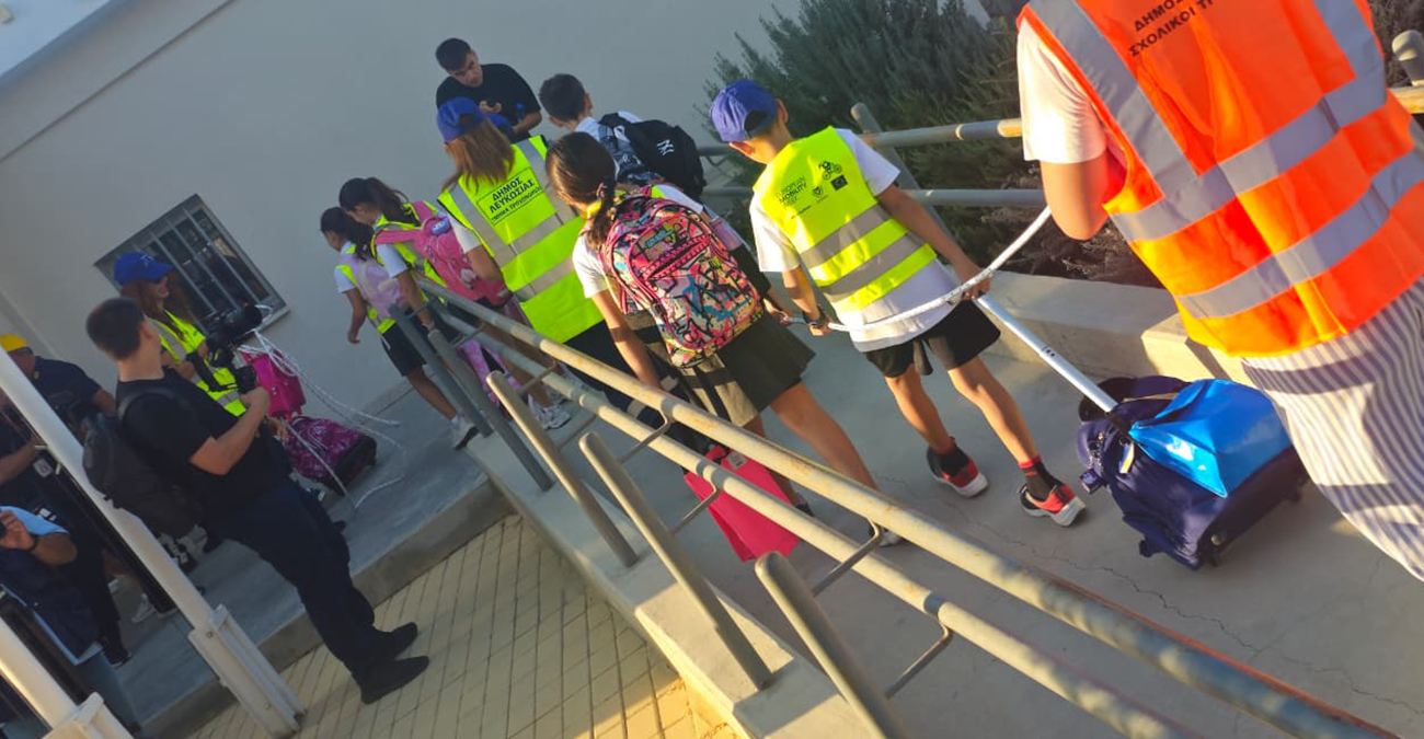 Καινοτομία στην Αγλαντζιά με το «walking bus» - Μαθητές περπατάνε με ασφάλεια στο σχολείο - Δείτε φωτογραφίες
