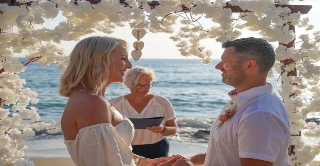 Ζευγάρι ήρθε από Βρετανία για να ανανεώσει τους όρκους γάμους στην… Πάφο - Πλήρωσαν μόνο 11 ευρώ
