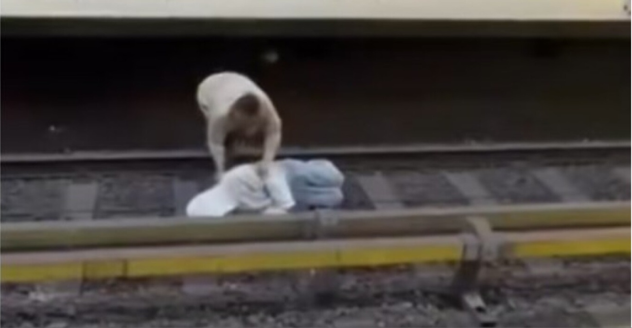 ΒΙΝΤΕΟ: Άνδρας ξάπλωσε στις ράγες του μετρό στις Βρυξέλλες - Επιβάτες ρίσκαραν τη ζωή τους για να τον τραβήξουν και αυτός δεν ήθελε