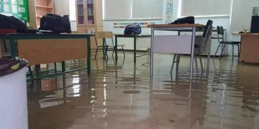 Μπάζουν νερά αίθουσες σχολείων λόγω των έντονων βροχών – Τα προβλήματα που δημιουργήθηκαν με τα έντονα καιρικά φαινόμενα
