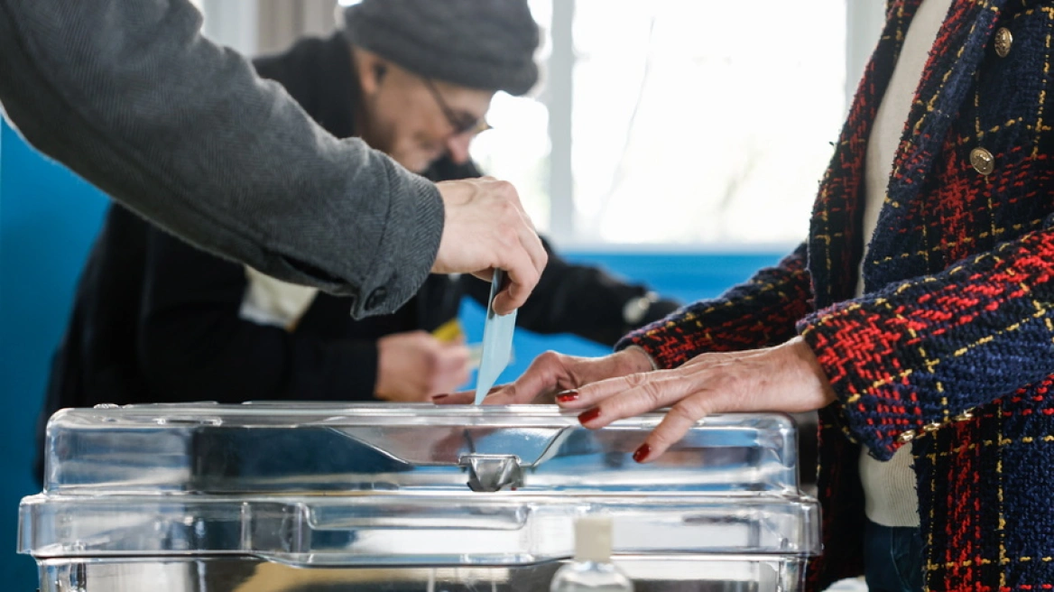 Τρεις άνθρωποι πέθαναν σε εκλογικά τμήματα στον δεύτερο γύρο των δημοτικών εκλογών στη Γαλλία