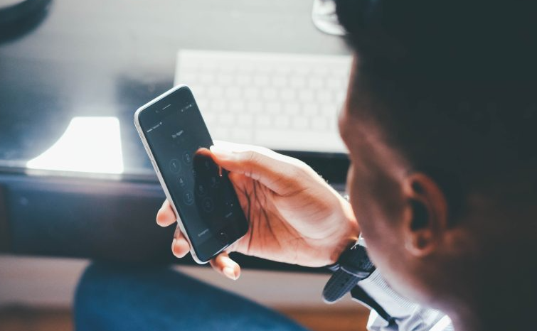 Νέα έρευνα ανατρέπει όσα πιστεύαμε για το μπλε φως του κινητού και τον ύπνο