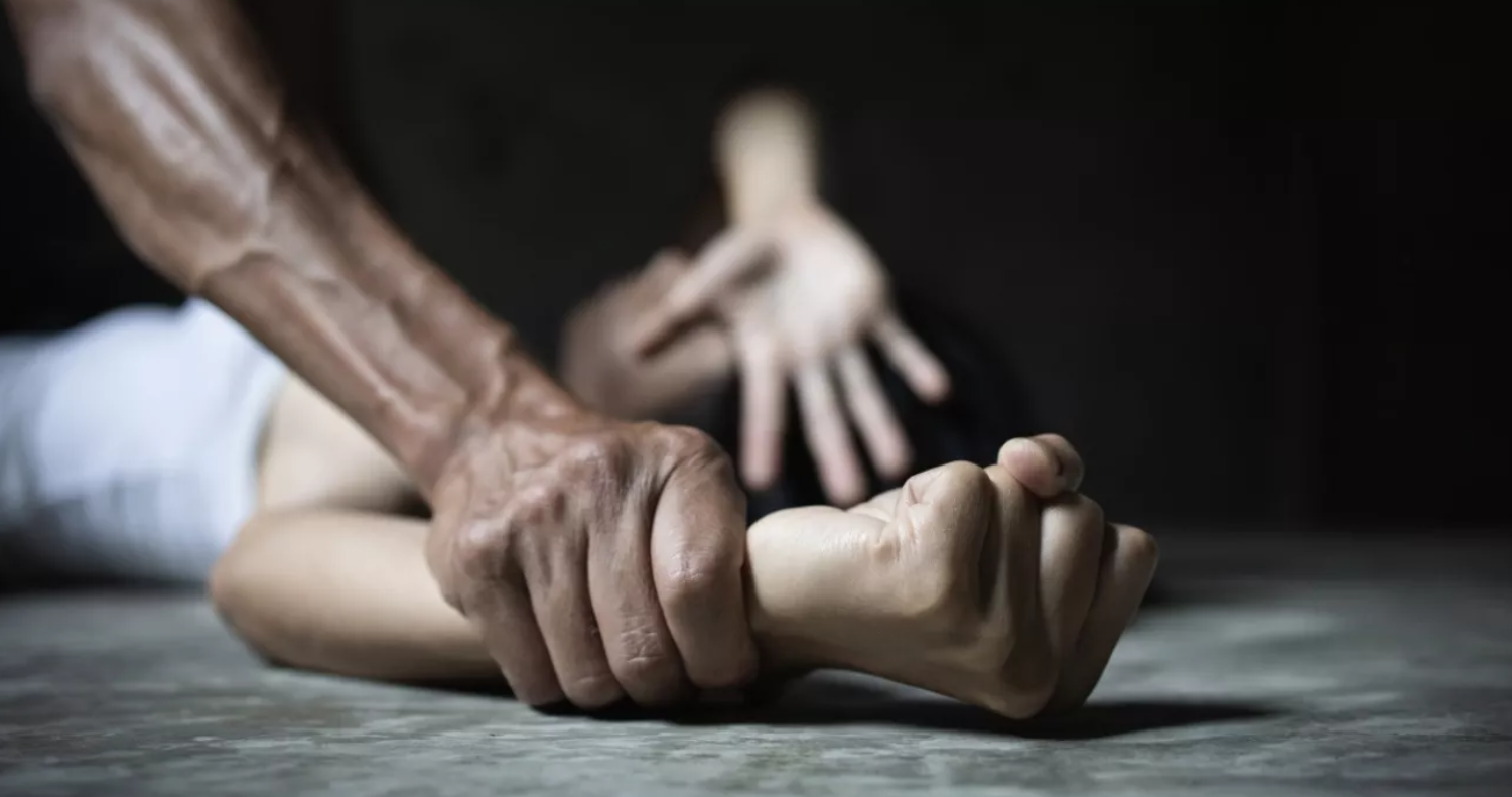 Εφιαλτικές στιγμές για 52χρονη στη Θεσσαλονίκη: Μπούκαρε στο σπίτι της για να τη βιάσει και τον κλείδωσε μέσα - Τι καταγγέλει η ίδια