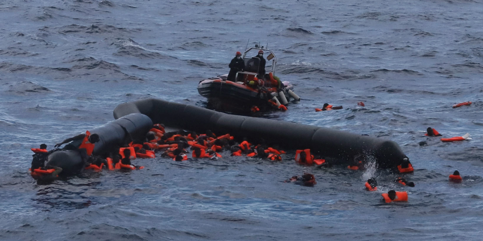 Μία έγκυος έχασε τη ζωή της, 22 άνθρωποι αγνοούνται μετά τη βύθιση σκάφους με μετανάστες στα ανοιχτά της Λιβύης