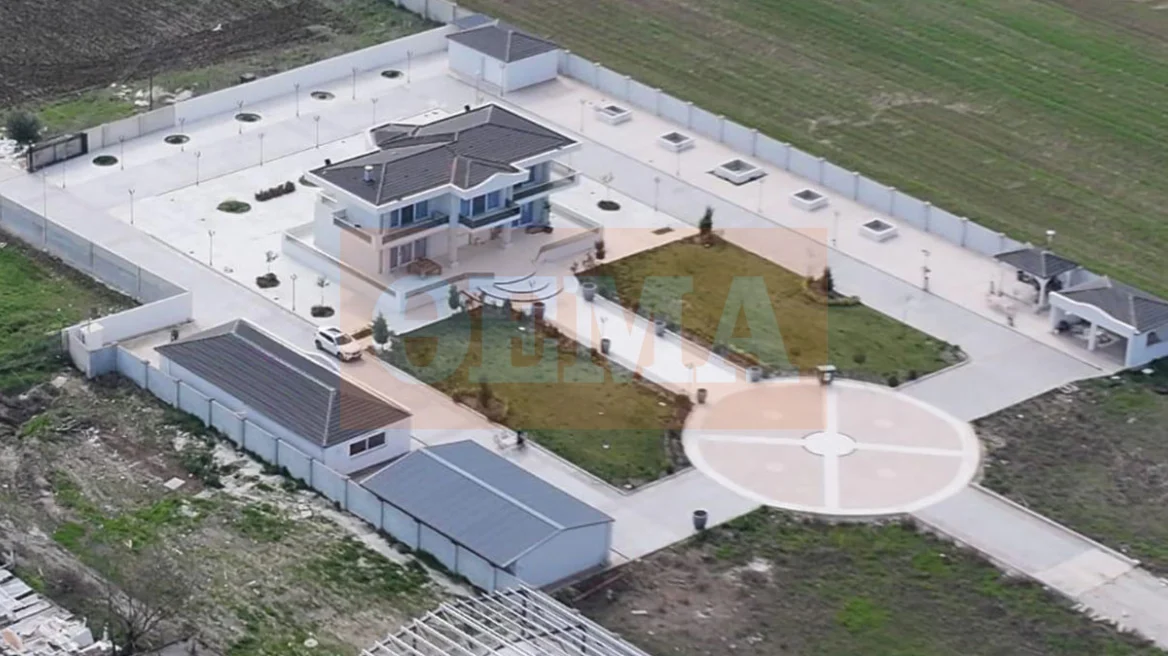 Οικογένεια Ρομά που εμπλέκεται στην απάτη με τις χρυσές λίρες είχε μέχρι και ελικοδρόμιο στη βίλα της - Δείτε εικόνες