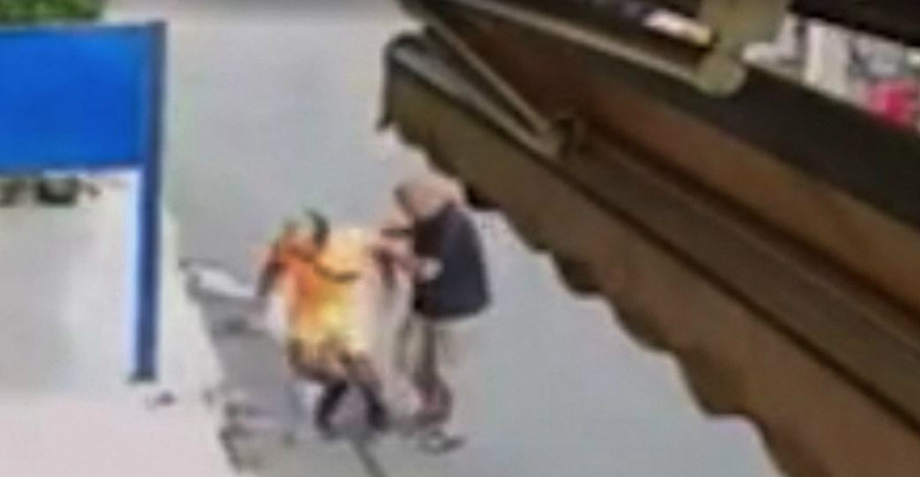 Κρήτη: Η στιγμή που καταρρέει ο 20χρονος ναυαγοσώστης - Δείτε βίντεο