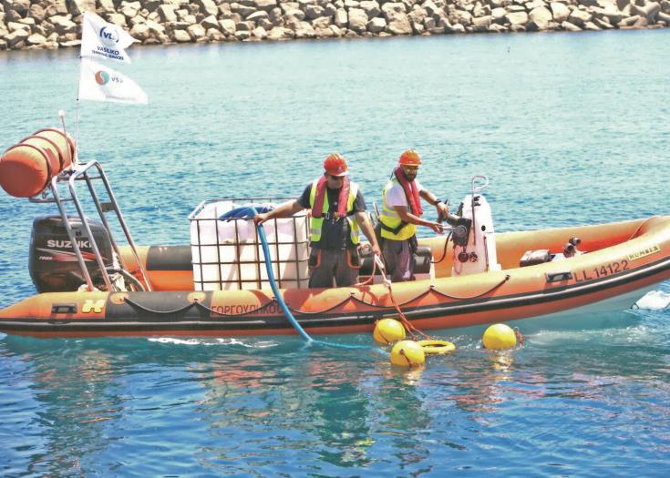 ΛΕΜΕΣΟΣ: Έπιασαν δουλειά τα σκάφη για τη θαλάσσια ρύπανση 