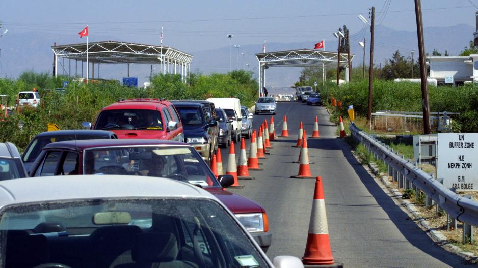 Τους χάλασαν τα σχέδια οι αρχές - Τους τσάκωσαν στο οδόφραγμα με καπνικά