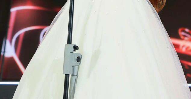 Δημοφιλής τραγουδίστρια κατέρρευσε επάνω στη σκηνή - Δείτε βίντεο