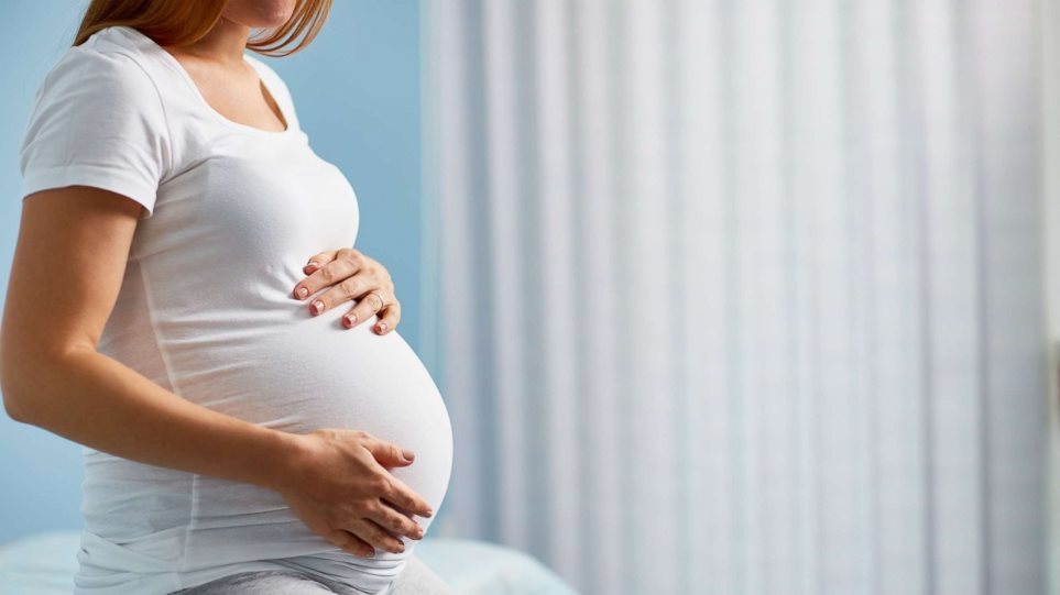 Έρευνα: Οι έγκυες με κορωνοϊό κινδυνεύουν περισσότερο από επιπλοκές