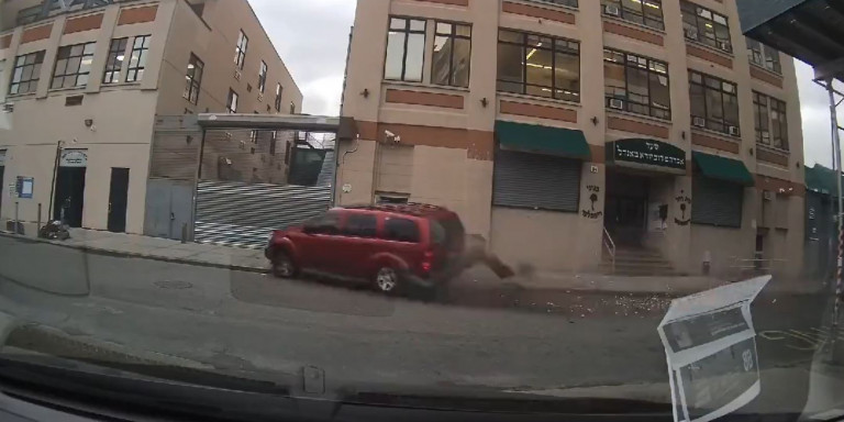 SUV πέφτει με ταχύτητα πάνω σε κτίριο και προκαλεί πανικό